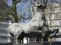 905559 Afbeelding van het bronzen beeldhouwwerk 'Julius Sulway' van Arthur Spronken (1930-2018), in 1985 geplaatst in ...